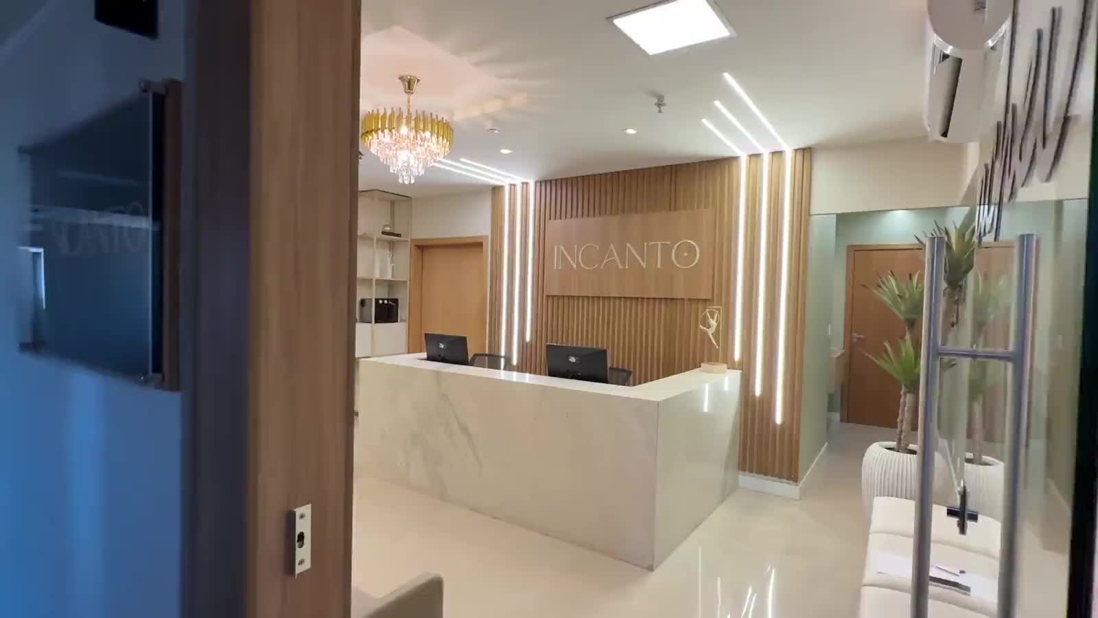 Entrada da Clínica Incanto, vista da porta de vidro